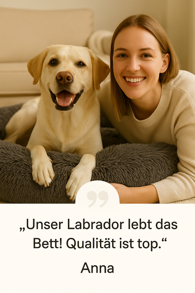 Kundin lächelt ihren Hund an, der entspannt im flauschigen Wolke 7 Hundebett liegt – Kundenbewertung